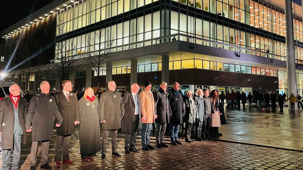 Auch vorm Kulturpalast schloss sich die Menschenkette - in ihr auch die Oberbürgermeisterin von Coventry (roter Schal) 