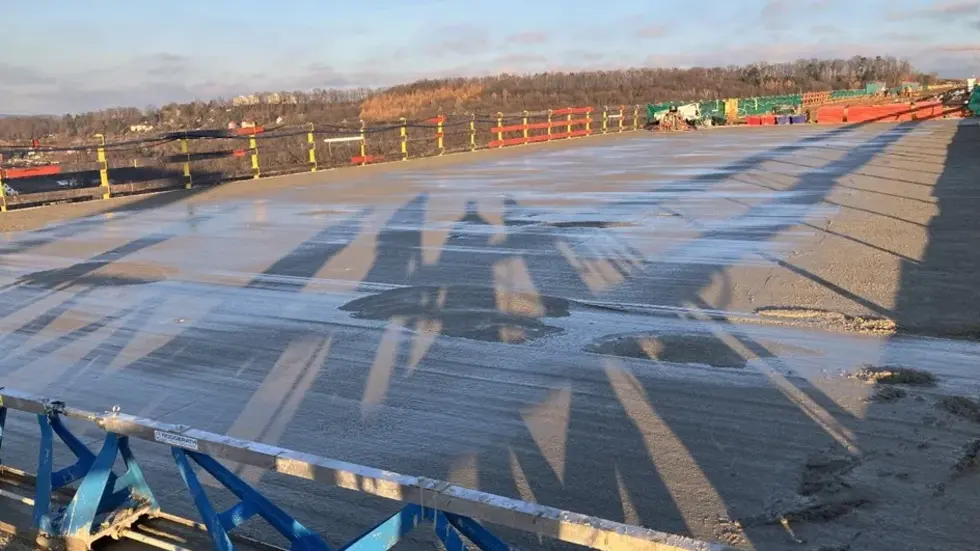 Die Betonarbeiten auf der Brücke mussten für 6 Wochen ruhen - es war zu kalt. Die Betonarbeiten auf der Brücke mussten für 6 Wochen ruhen - es war zu kalt.