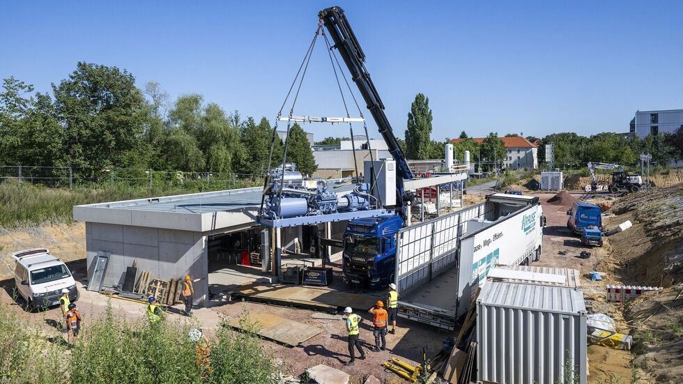 Mit einem Kran werden die Pumpen eingehoben, jede einzelne wiegt mehrere Tonnen