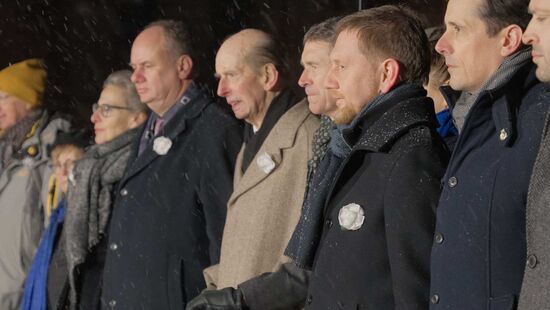 Auch OB Hilbert, Prinz Edward Herzog von Kent und MP Kretschmer reihten sich ein.