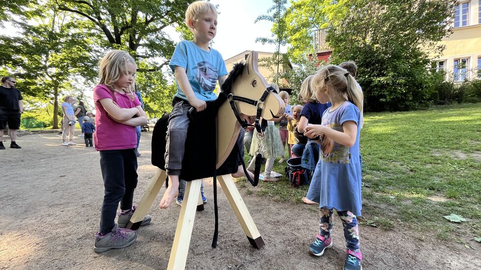 Große Freude über den neuen Spielgefährten und "Partner" Pferd