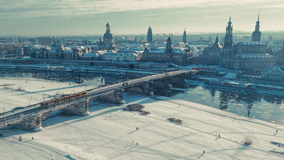 So winterlich sah Dresden am 10. Januar aus. Mittlerweile ist der Schnee zwar verschwunden - doch die Eisfläche auf der Elbe sorgt für Schwierigkeiten bei der Dampfschifffahrt.