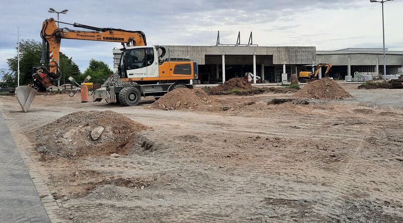 Die Bagger sind auf der Simmel-Baustelle in Bannewitz fleißig am Werk.