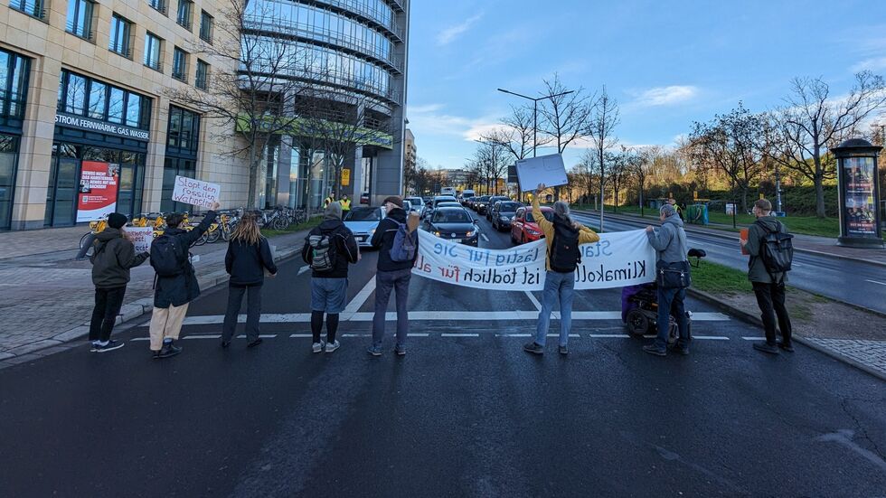 Die Teilnehmer blockierten für je sieben Minuten die Fahrbahn. Die Teilnehmer blockierten für je sieben Minuten die Fahrbahn.