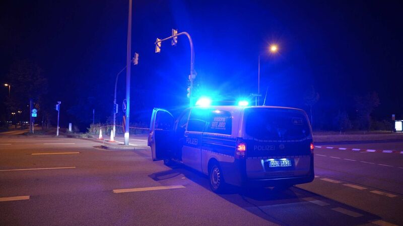 Ein Polizeiwagen während der nächtlichen Sperrung.