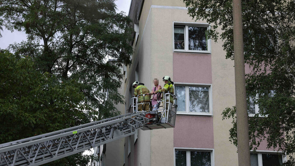 Mit einer Drehleiter wurden mehrere Personen in Sicherheit gebracht. Mit einer Drehleiter wurden mehrere Personen in Sicherheit gebracht.
