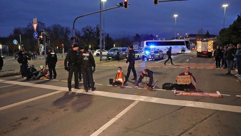 Mehrere Personen klebten sich Anfang Dezember auf die Nürnberger Straße in Dresden fest. (Archivbild) Mehrere Personen klebten sich Anfang Dezember auf die Nürnberger Straße in Dresden fest. (Archivbild)