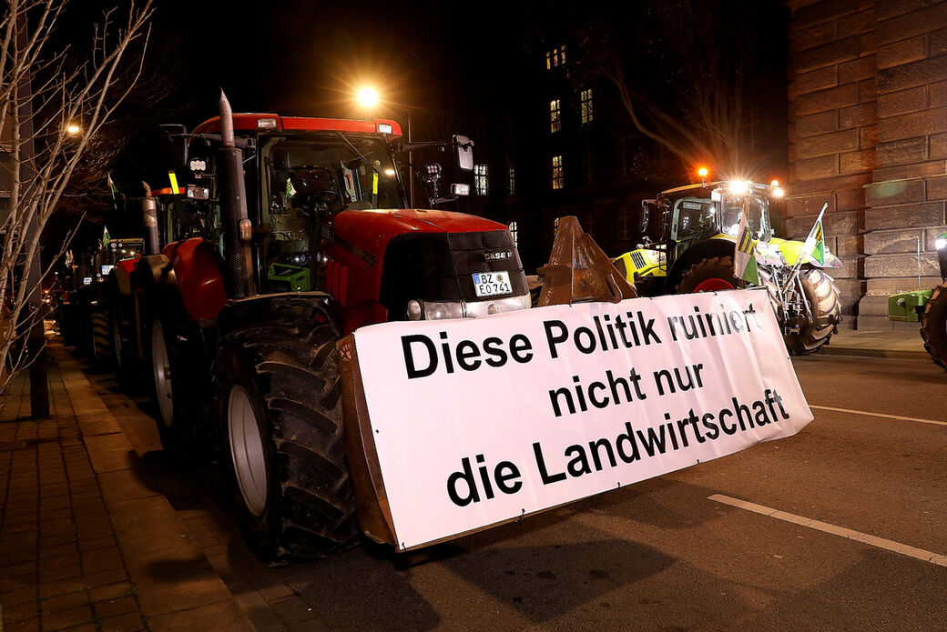 Mit großen Bannern wollen die Bauern ihrem Unmut Ausdruck verleihen. (Foto: Tino Plunert)