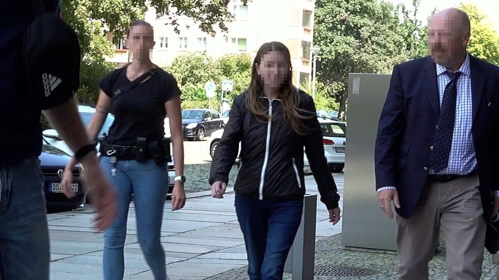 Die 48-Jährige (M.) befindet sich in Untersuchunghasft.