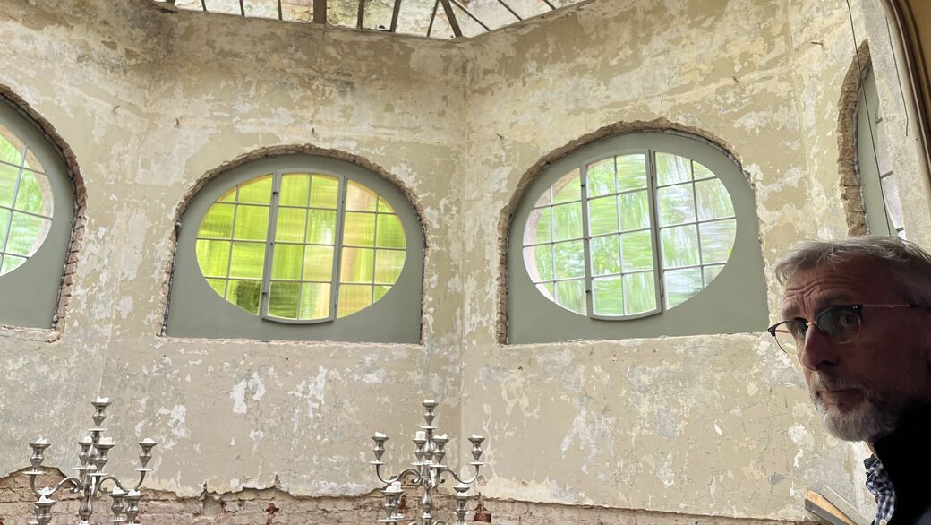 Auch die Renovierung dieser Fenster im Schloss gelingt mit den Fördermitteln