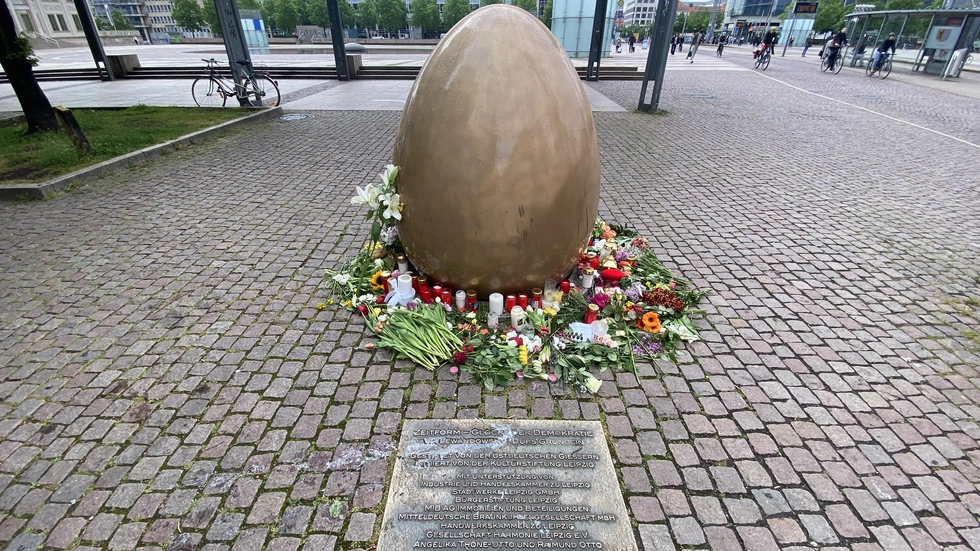 Gegenüber der Fußgänger-Zufahrt haben viele Leipziger am goldenen Ei (erinnert an friedliche Revolution von 1989) Blumen abgelegt oder Kerzen abgestellt.