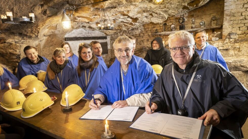 Prorektor Michael Kobel und Schulleiter Volker Hegewald unterzeichneten den Kooperationsvertrag im Besucherbergwerk