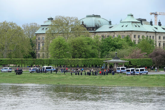 Am Elbufer, in Höhe des
Japanischen Palais stoppte die Polizei eine größere Gruppe Querdenker