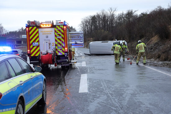 Einsatzkräfte sicherten die Unfallstelle auf der A13 und reinigten anschließend die Fahrbahn. 