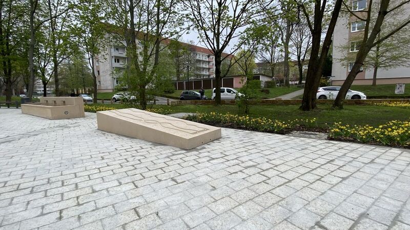 Auch eine Murmelbahn (r.) neben einem Brunnen ist entstanden.