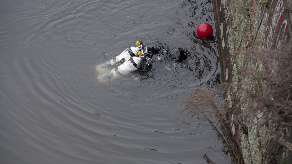 Ein Polizeitaucher im Kanal an der Treptower Straße in Neukölln. Dort suchten die Beamten zum Jahresende im Zusammenhang mit dem Einbruch ins Grüne Gewölbe in Dresden nach Beweisen.