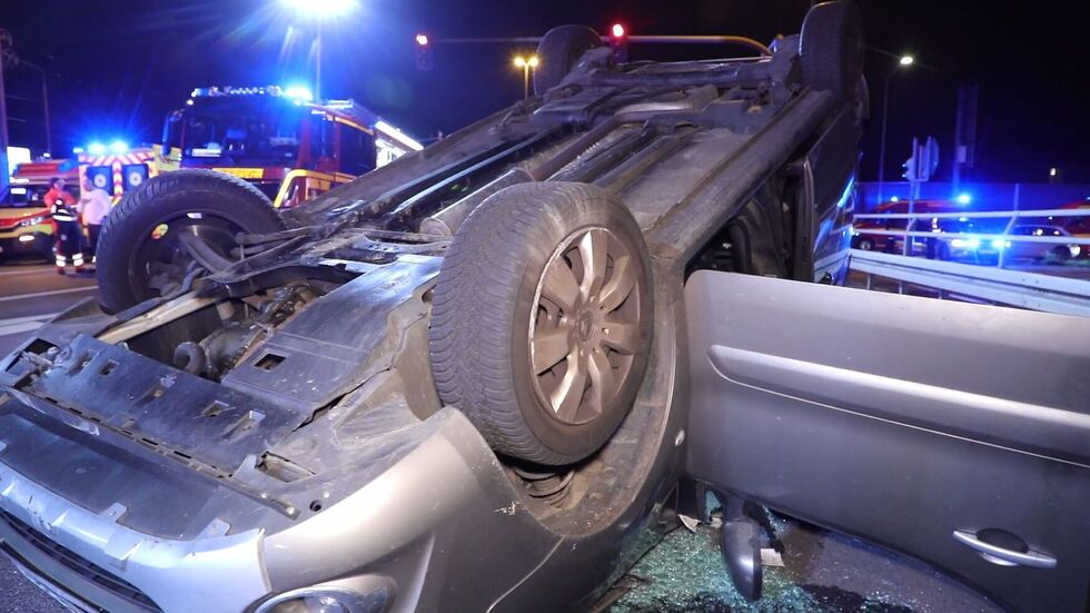 Der Fahrer des PKW Citroen musste mit hydraulischen Rettungsgeräten aus dem Fahrzeug befreit werden