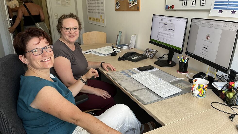 Doris Eckert (li.) und Aylin Kini sind Dresdens neue Willkommenslotsen, die im Bürokratie-Dschungel helfen.