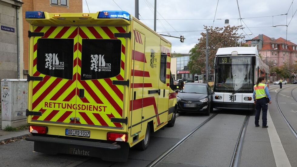 Die Hyundai ist im Gleisbereich mit der Straßenbahn zussammengestoßen.