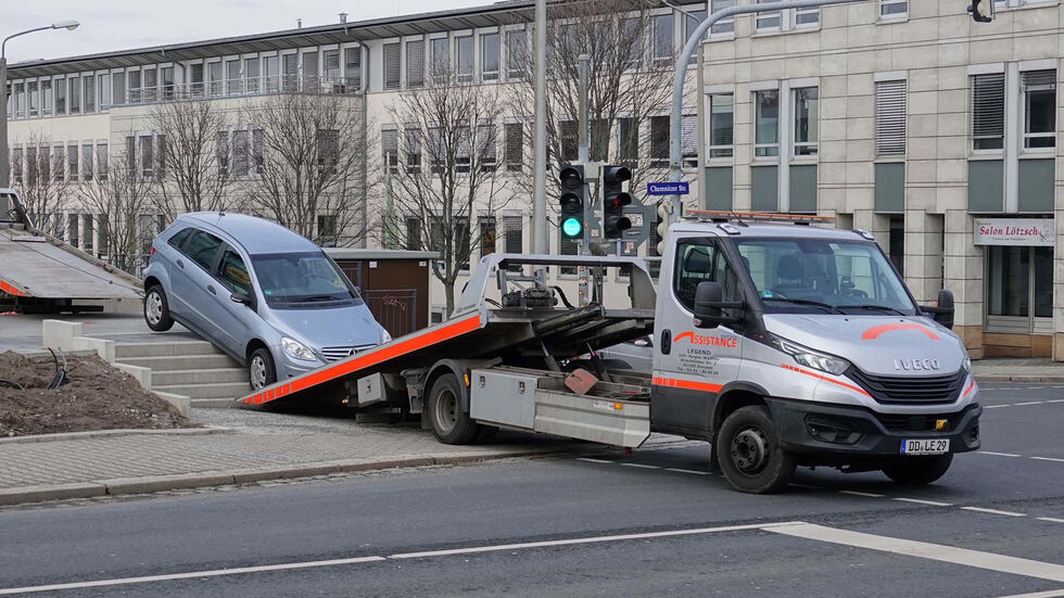 Zwei Abschleppwagen befreiten den Mercedes aus seiner misslichen Situation