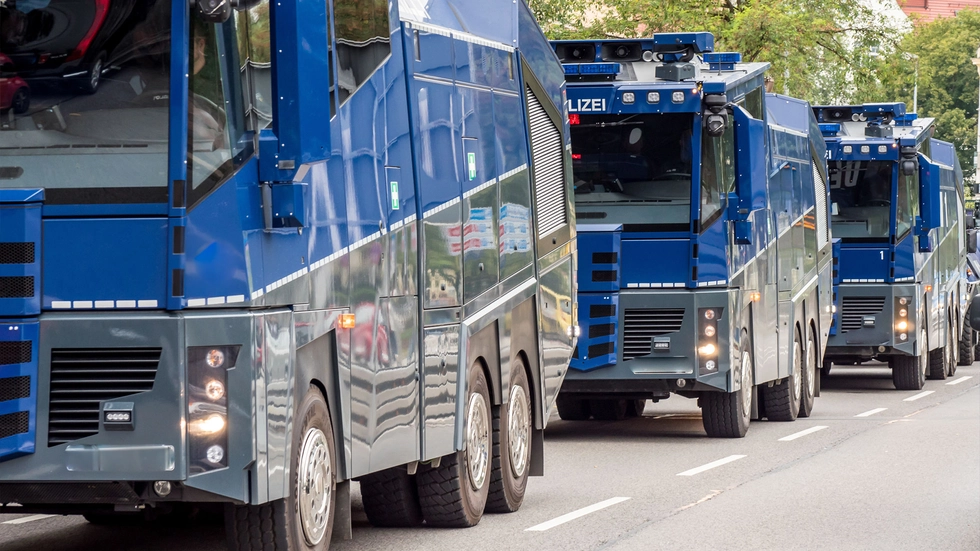 In Dresden bereitet sich die Polizei u.a. mit Wasserwerfern auf einen Einsatz vor. (Symbolbild)