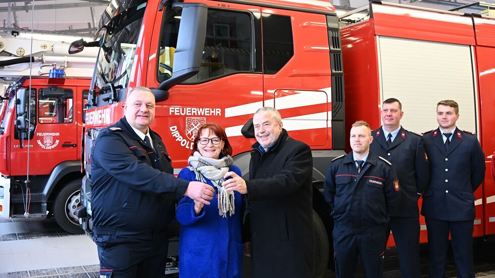 Stadtwehrleiter Michael Ebert, Oberbürgermeisterin Kerstin Körner und Landrat Michael Geisler sowie Kameraden der Freiwilligen Feuerwehr Dippoldiswalde