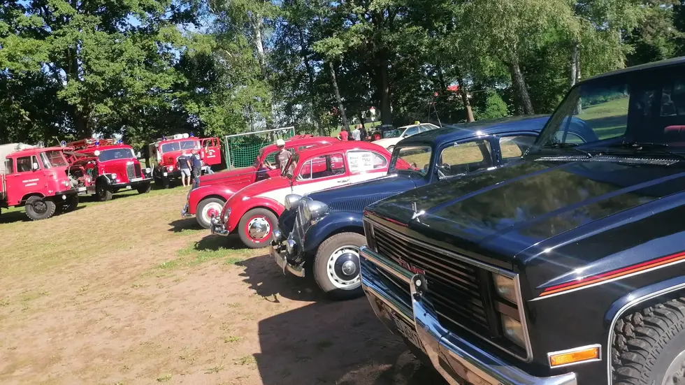 Traktoren, PKW, LKW und Motorräder bis zum Baujahr 1990 können im Waldbad Langebrück bestaunt werden