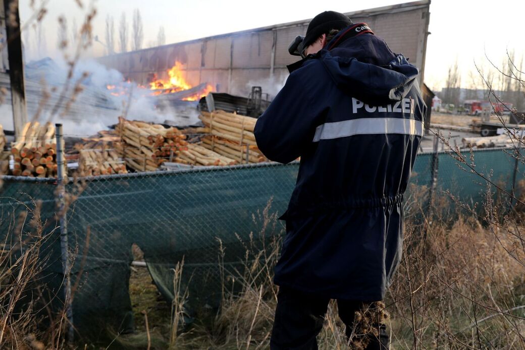 Offenbar wurde ein Loch in den Zaun geschnitten, die Polizei sicherte dort Spuren. (Fotos: Tino Plunert/Blaulichtmeldung Mitteldeutschland)