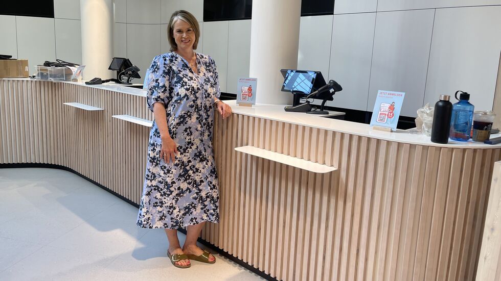 Freut sich besonders über das helle und freundliche Design des Dresdner Zalando-Stores: Geschäftsführerin Dorothee Schönfeld.