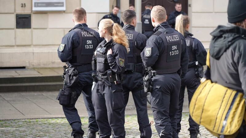 Die Polizei sichert die Veranstaltung ab.