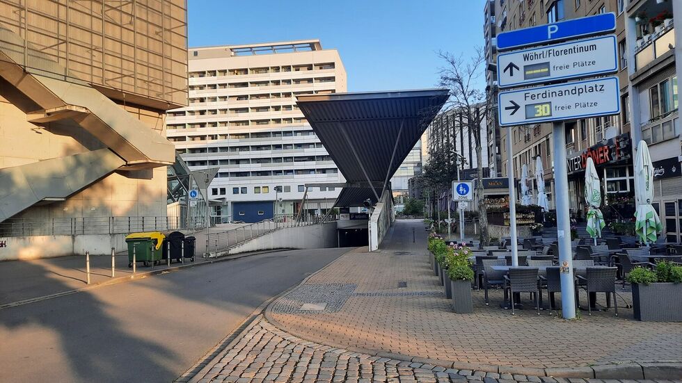 Die Einfahrt zur Tiefgarage Die Einfahrt zur Tiefgarage