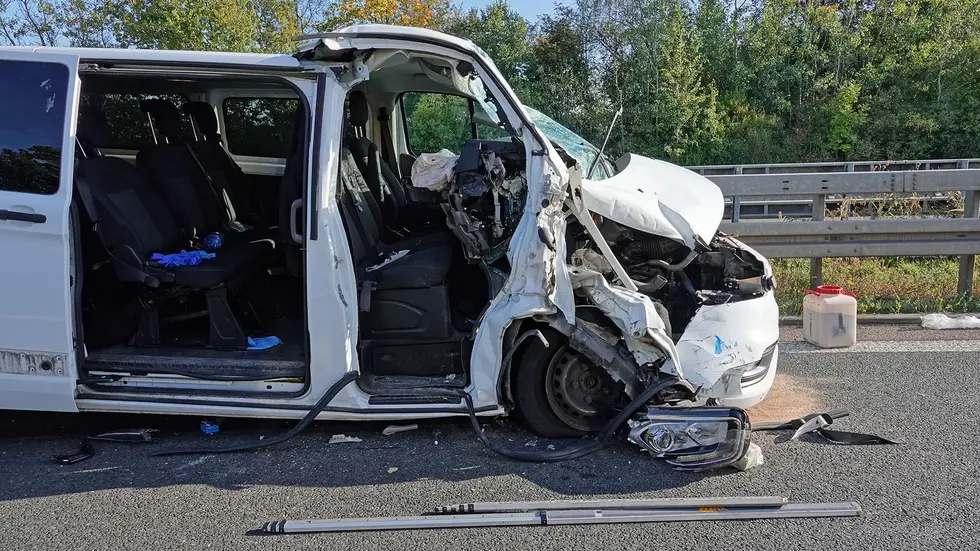 Die vier Insassen im Kleintransporter wurden schwer verletzt Die vier Insassen im Kleintransporter wurden schwer verletzt