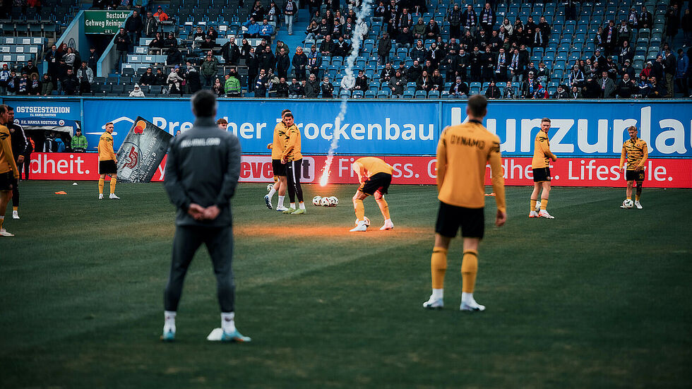 Bereits vor dem Anpfiff verfehlt eine Leuchtrakete Dynamo-Spieler Tom Berger nur knapp 