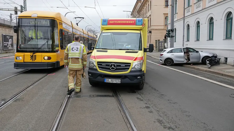 Der Autofahrer hatte offenbar versucht, zu wenden. Der Autofahrer hatte offenbar versucht, zu wenden.