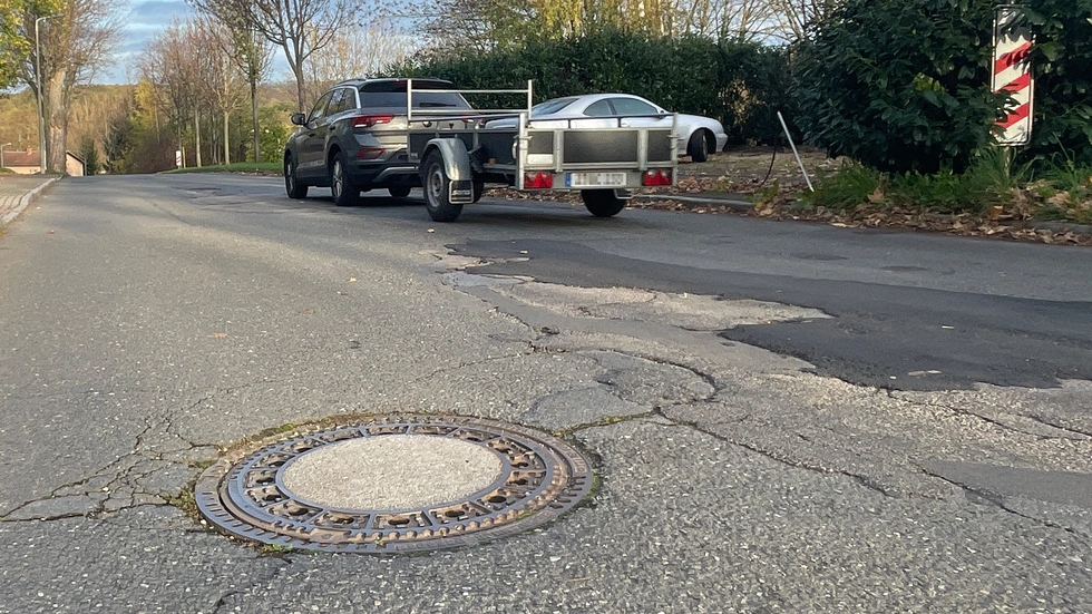 Von Schlaglöchern bis Rissen: Auf Dresdens Straßen ist einiges zu tun. (Symbolbild) Von Schlaglöchern bis Rissen: Auf Dresdens Straßen ist einiges zu tun. (Symbolbild)