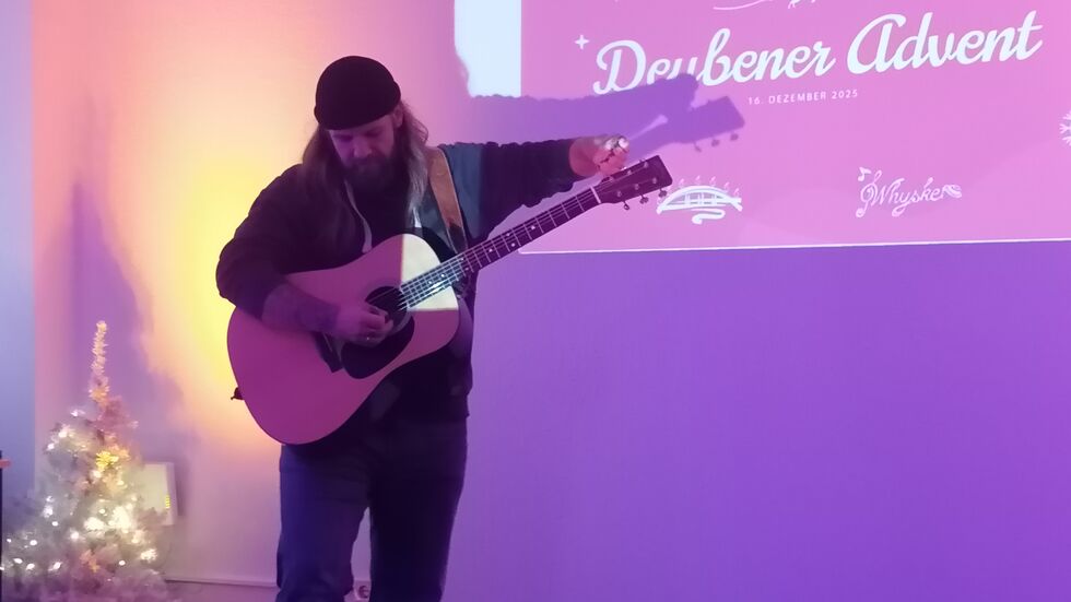 Musiker Willi Papperitz (Whysker) bei den Proben zum neuen Weihnachtslied "Deubener Advent"