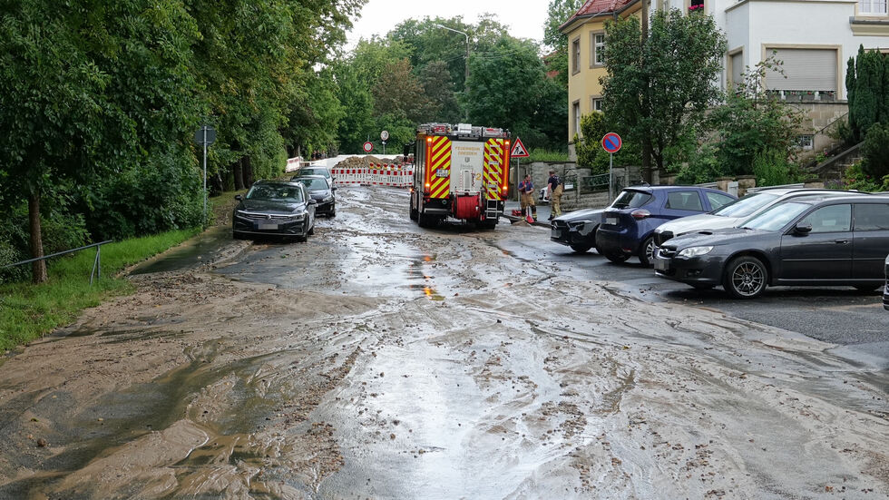 Schlamm und Wassermassen auf der Dölzschener Straße/Hohendölzschener Straße.