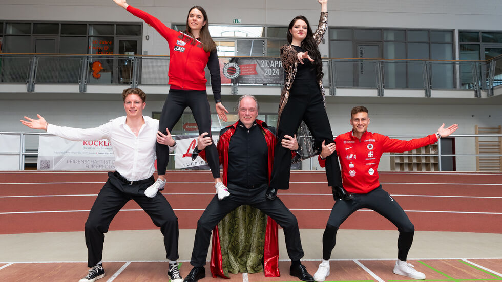 André Sarrasani und seine Tochter Satin mit dem deutschen Hindernis-Meister Karl Bebendorf (rechts), Sprinter Ivo Ziebold (links) und 400m-Läuferin Emilia Grahle (links oben) vom DSC.

 