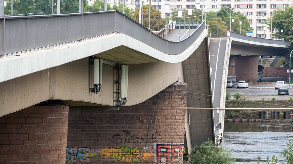 Ein Teil der Brücke hängt nach dem Einsturz deutlich durch. Ein Teil der Brücke hängt nach dem Einsturz deutlich durch.