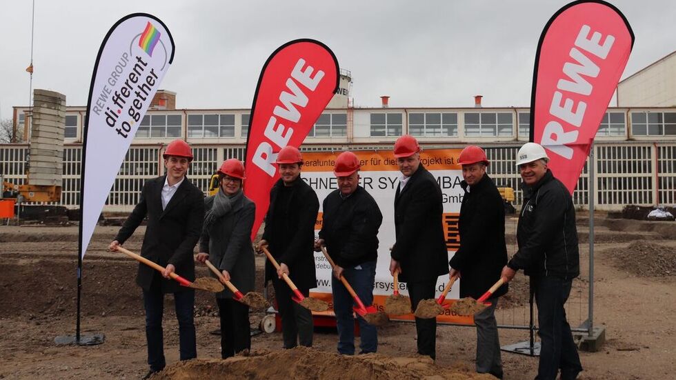 Der erste Spatenstich für den neuen Rewe-Supermarkt in Ottendorf-Okrilla.
