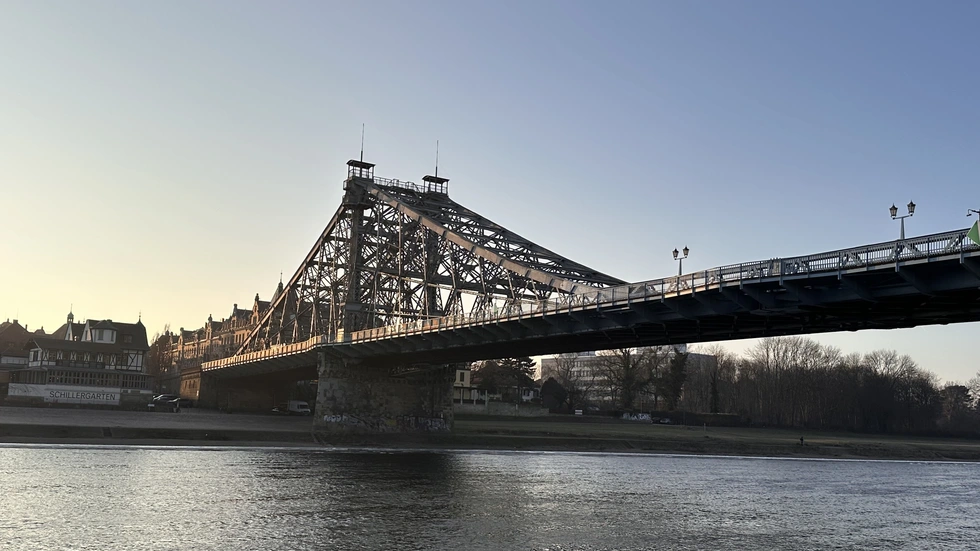 Blick vom Elbegarten auf das Blaue Wunder