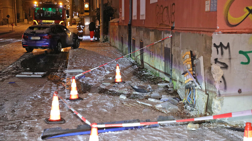 Das Auto fuhr gegen eine Hauswand mit Stromkasten.