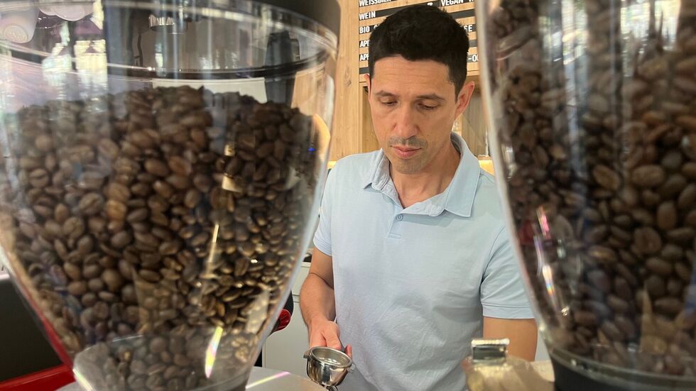 Efra ist in 4. Generation Kaffeebauer aus Mexiko und brüht in der City seine eigenen Bohnen auf
