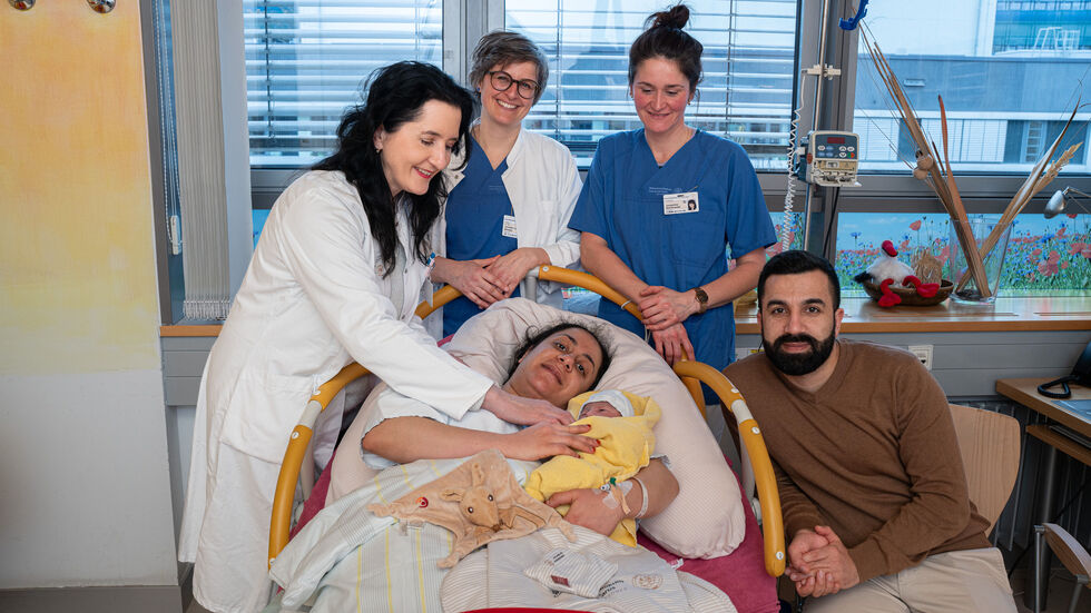 Esra und Remzi (r.) freuen sich über ihre Tochter Esma, die am 29. Februar geboren wurde. Gratulationen gab es von Klinikdirektorin Prof. Pauline Wimberger (l.) und dem Team aus Pflegenden und Hebammen.