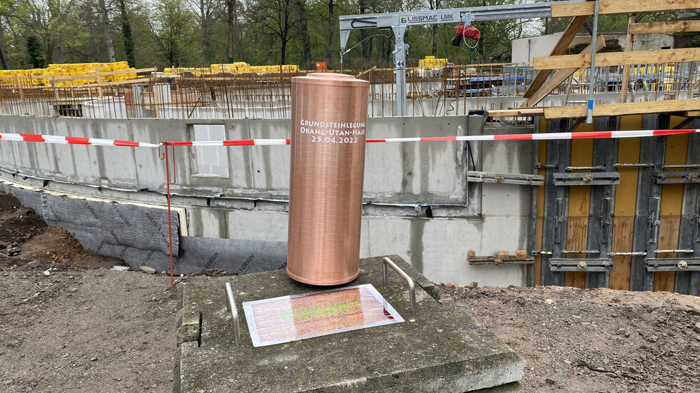 In der kupferfarbenen Kapsel kamen ein paar Münzen, Flyer des Zoos, tagesaktuelle Zeitungen und ein Bauplan des Gebäudes rein. In der kupferfarbenen Kapsel kamen ein paar Münzen, Flyer des Zoos, tagesaktuelle Zeitungen und ein Bauplan des Gebäudes rein.