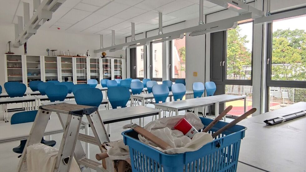 In Kürze sind auch die letzten Bauutensilien aus den modernen Fachkabinetten verschwunden.