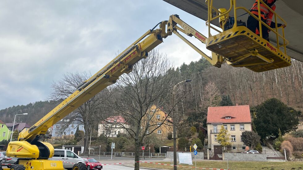 Per Hubsteiger untersuchen Experten auch den Beton der Brücke Per Hubsteiger untersuchen Experten auch den Beton der Brücke