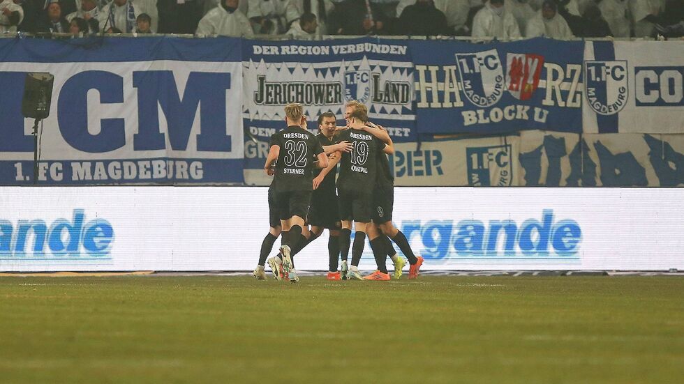 Dynamo bejubelt den Siegtreffer von Keller.