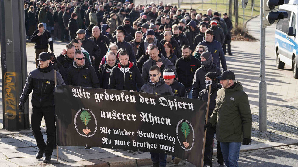 Zahlreiche Neonazis während einer Kundgebung in Dresden.