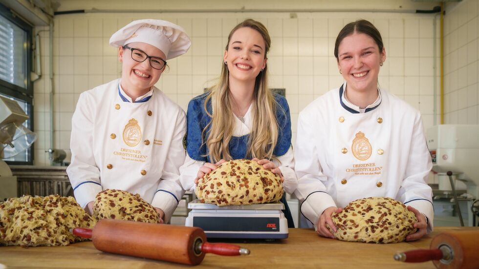 Dresdner Stollenmädchen unter sich: Johanna Meitzner (Stollenmädchen 2020), das amtierende Stollenmädchen Johanna Worm und Nelly Köhler (Stollenmädchen 2023) - v.l.n.r. 